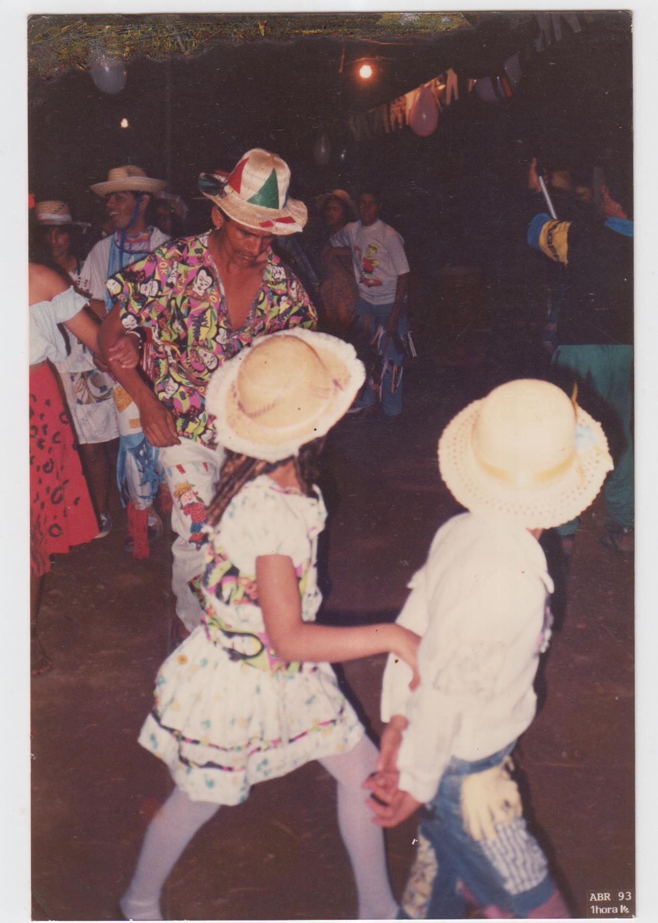 Festa Junina no Arraiá do Severino. Crianças e adultos dançando juntos. Presença do primeiro cinegrafista de Fercal, Lizael, está de azul, preto e amarelo no lado direito da foto.