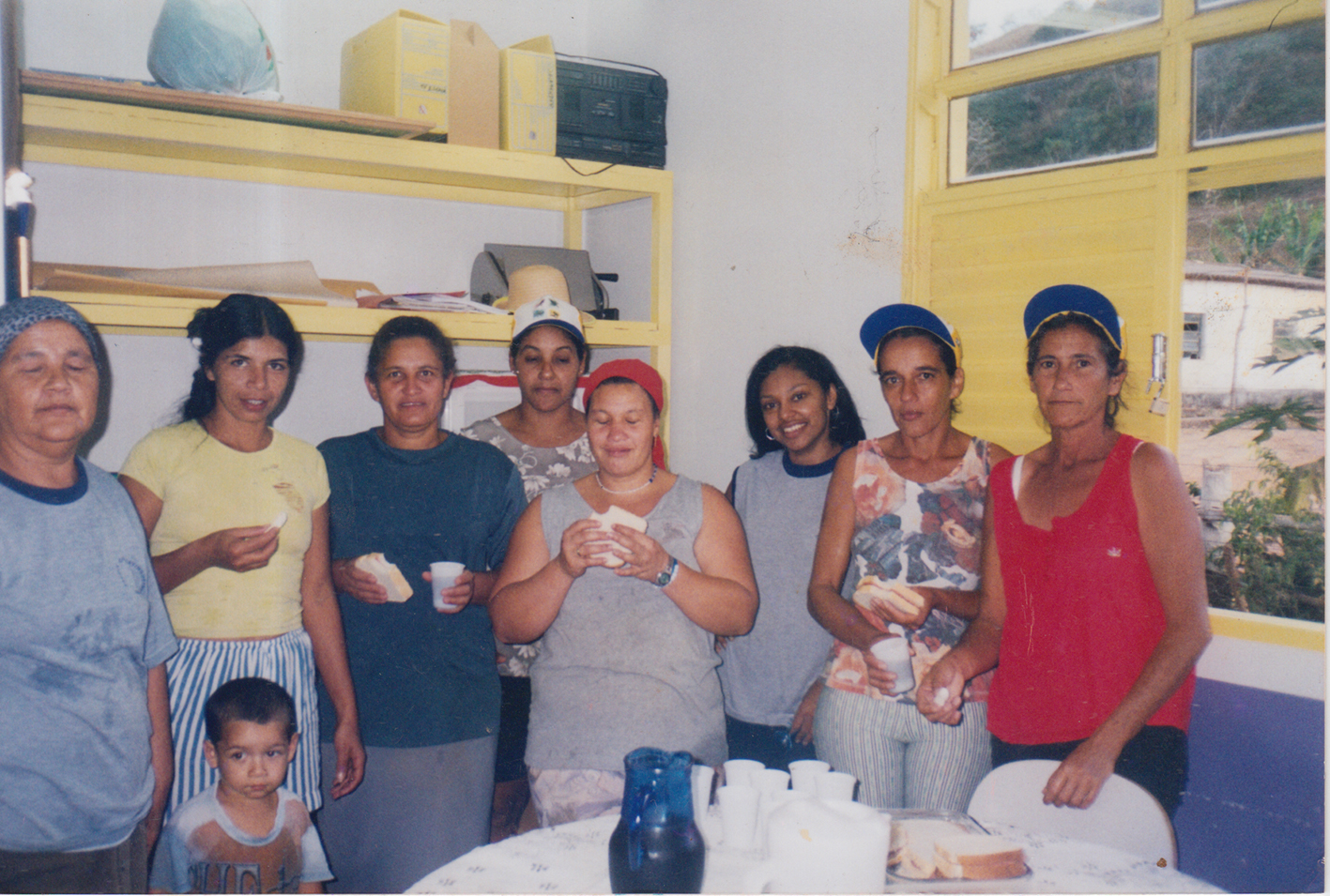 Dona Mércia (boné azul), à época presidenta da Associação do Catingueiro, em mutirão de limpeza na Escola Classe Catingueiro com as mulheres da comunidade e professores.
