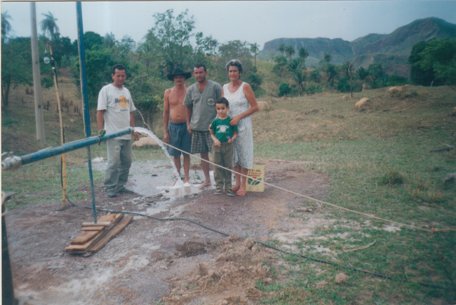 Mércia, à época presidenta da comunidade Catingueiro, junto com os operários na perfuração do poço artesiano da  Caesb. O poço foi doado à comunidade por Mércia e o esposo, João Batista.