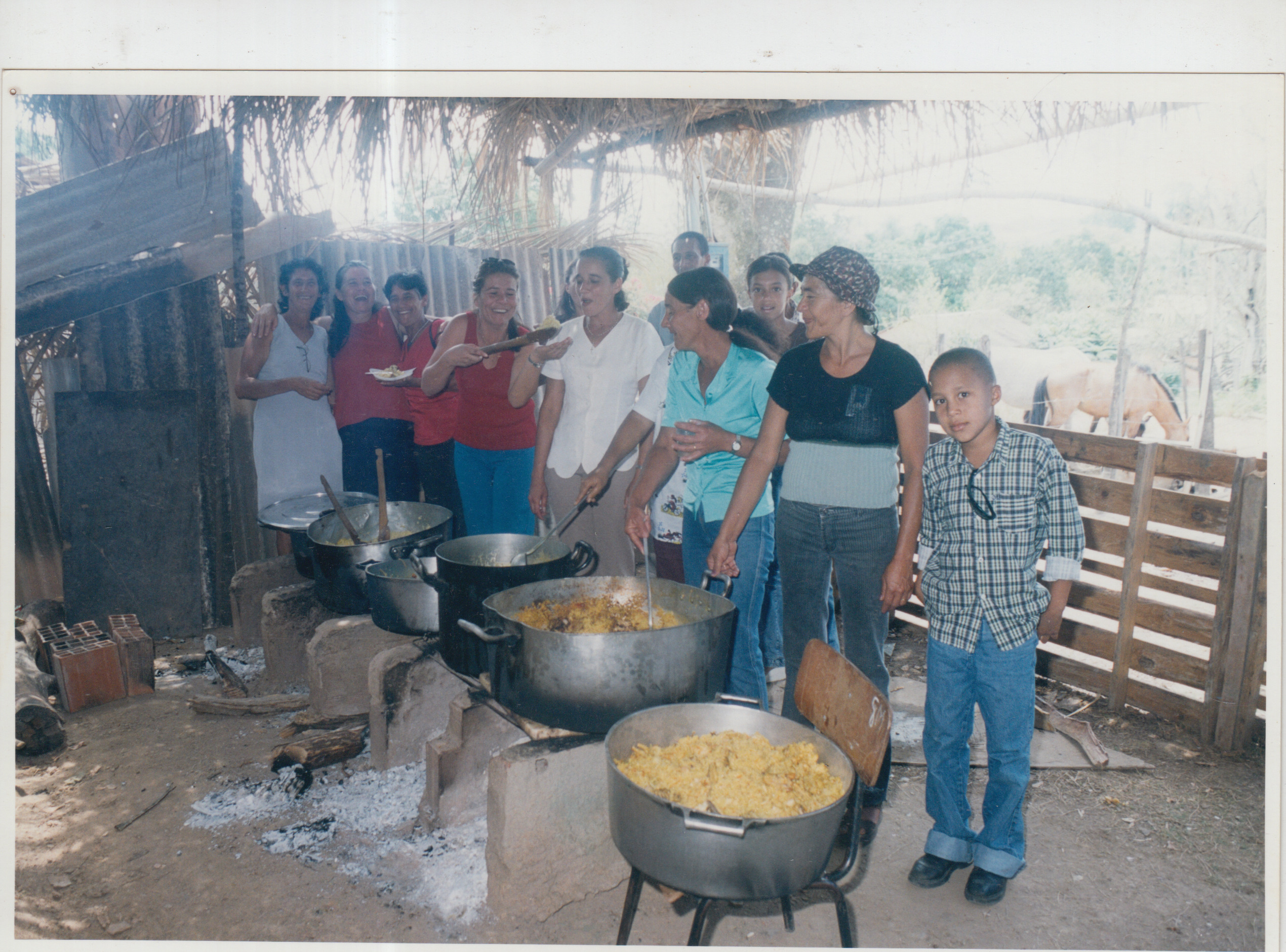 Dona Mércia na festa das mães em 2001 junto com a comunidade.