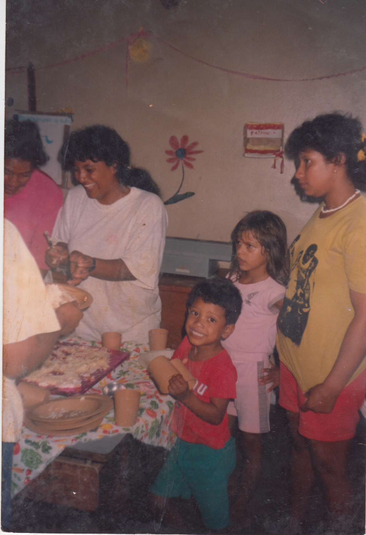 Lilia na creche que coordenava, cortando o bolo no dia dos aniversariantes do mês no Centro Comunitário Córrego do Ouro.