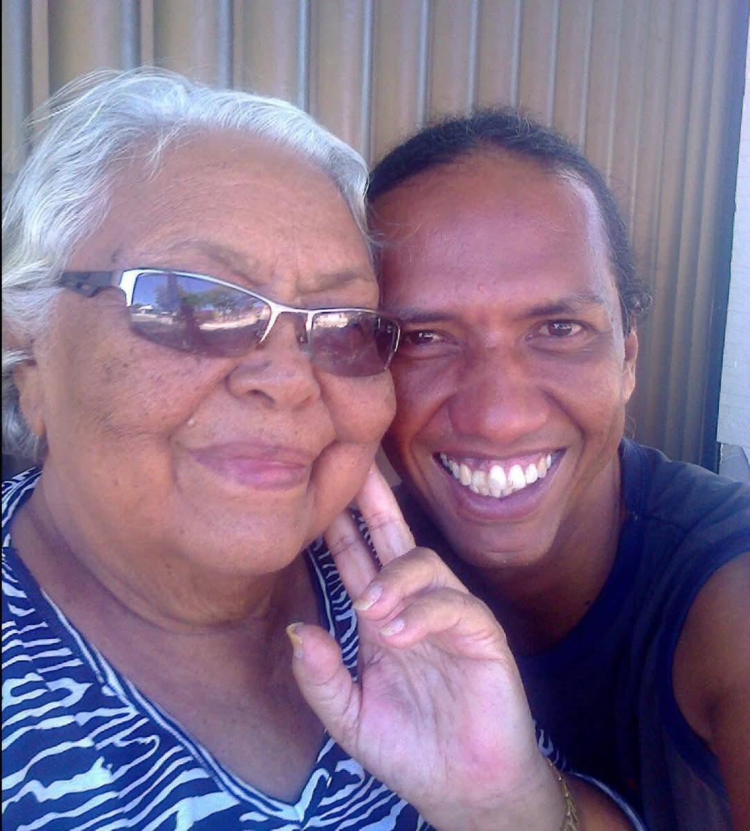 Dona Valdeci (mãe de Toninho) e Toninho. Selfie tirada na calçada na porta da sua casa na Alameda São Benedito, bairro do Pinheiro, Maceió, Alagoas.