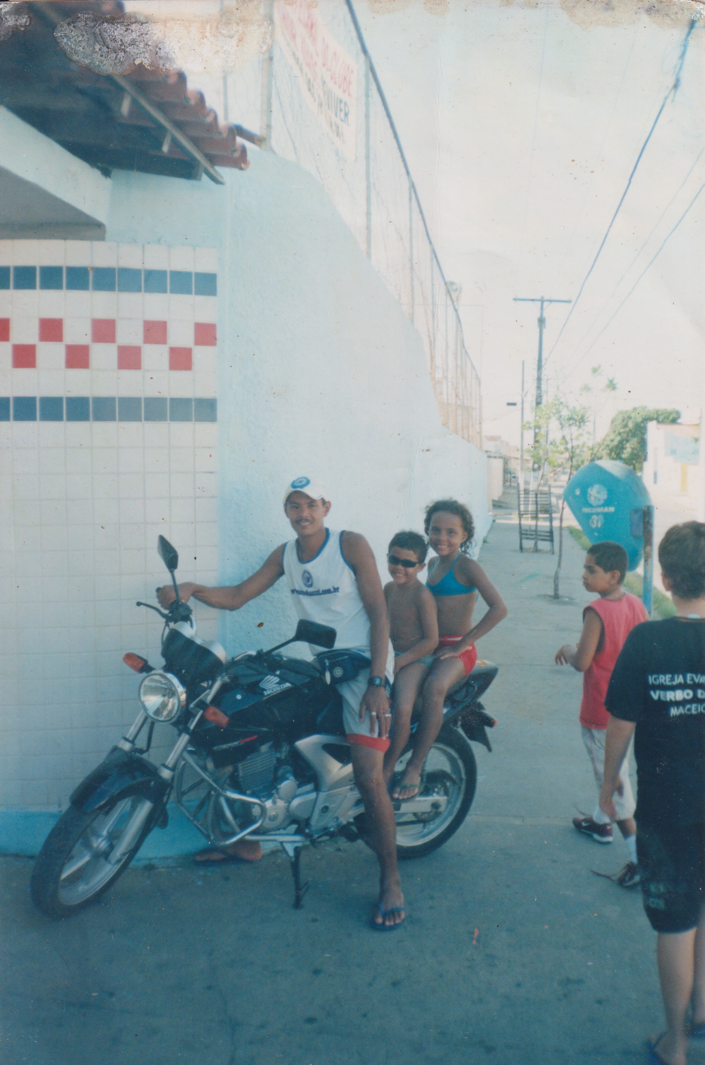 Pai do ely e sua irmã na moto no bairro do Pinheiro.