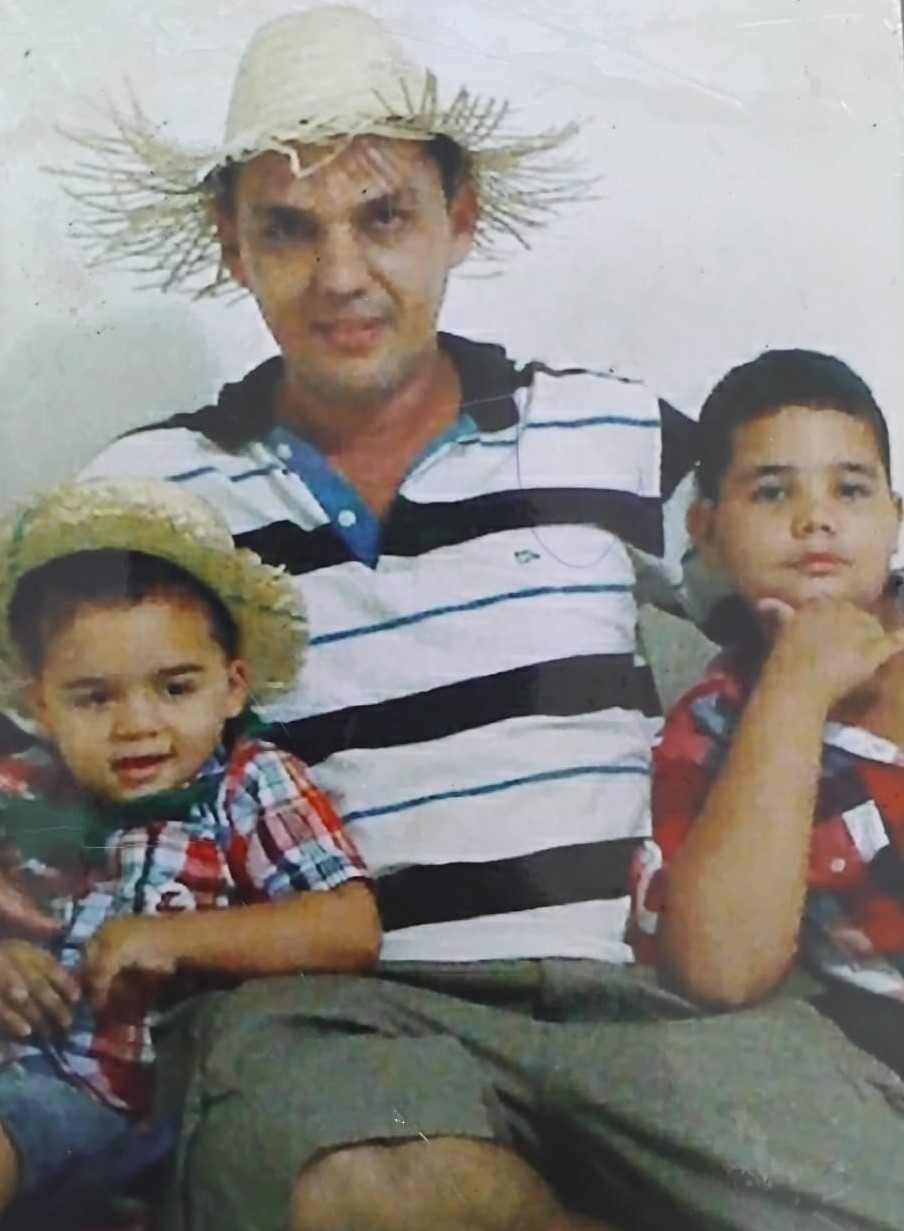 Pai acompanhando os filhos na Festa de São João no colégio Russell, na foto temos o Guilherme (filho), Paulo Henrique e Paulo Filho(filho).