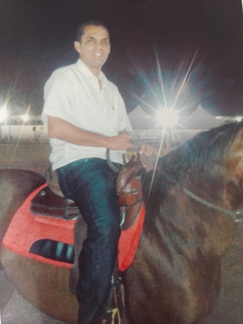 Paulo Henrique Rodrigues, montado em cavalo, em momento de lazer no Parque da Pecuária.