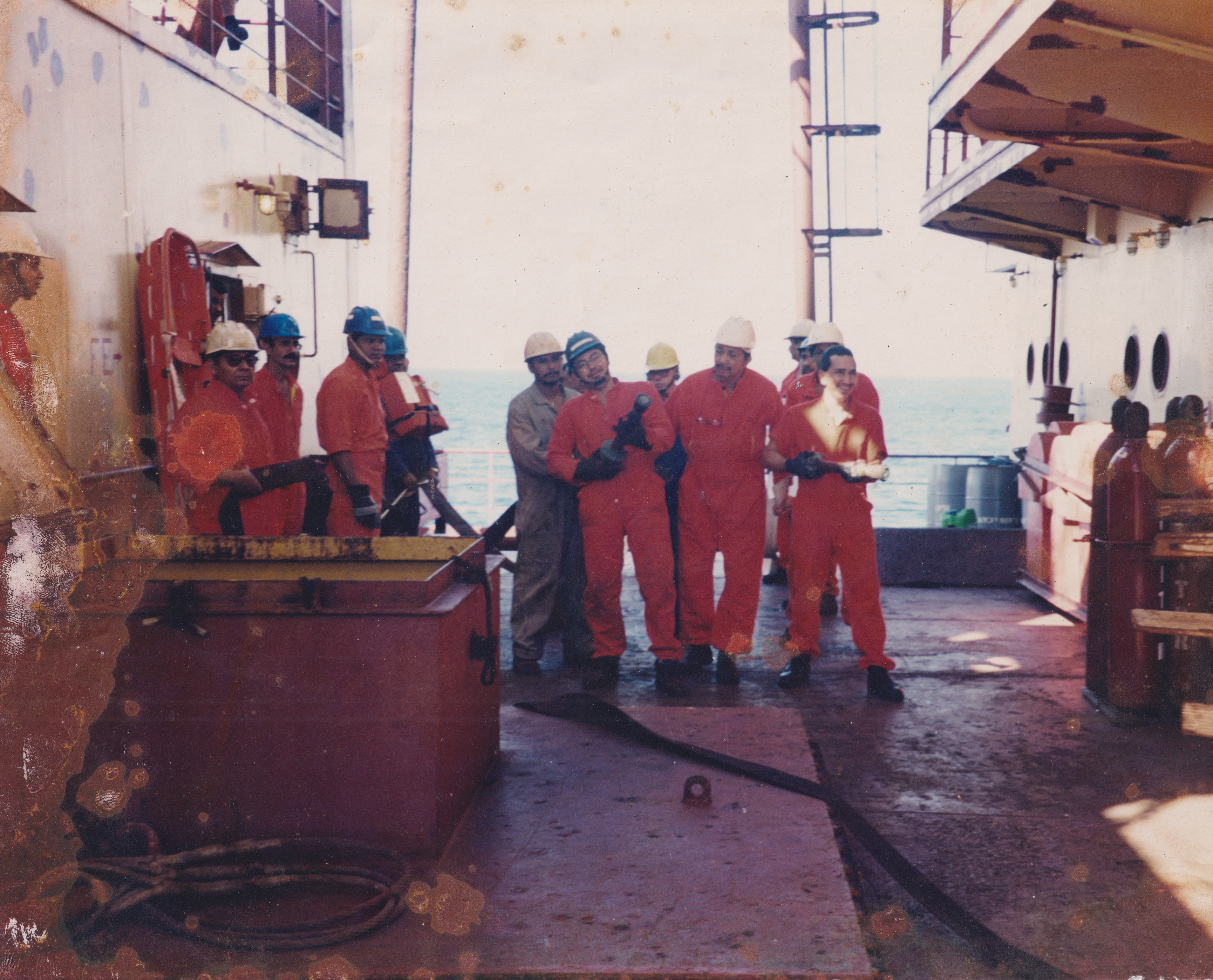 Treinamento de combate ao incêndio no navio doce bey nos anos 2000 ao lado de seus companheiros.
