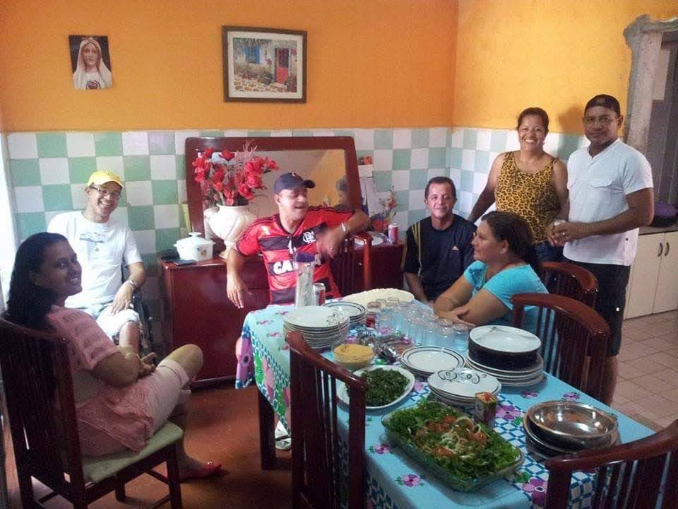 Momento de confraternização que reuniu toda a família na casa da Travessa Goiás, no Farol, para comemorar o aniversário de Ana, irmã de Ricardo.

Vânia (esposa), Ricardo, Roberto (irmão), Júnior (irmão), Maria Aparecida (cunhada), Ana (irmã), Paulo Henrique (irmão).