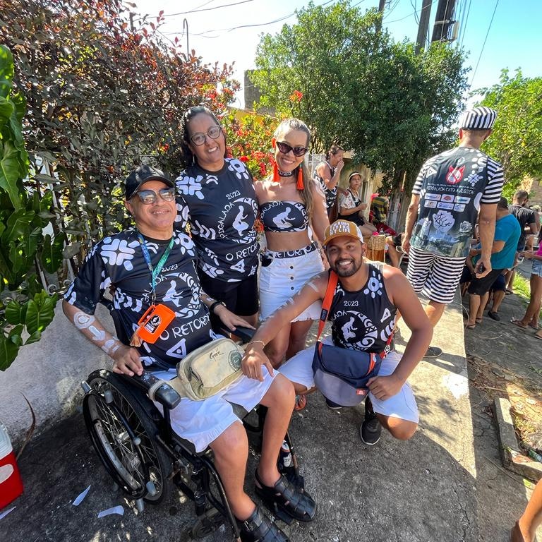 Saída do bloco Pingalada pelas ruas do bairro do Pinheiro após a realocação dos moradores.
Ricardo, Vânia (esposa), Lara (nora) e Joshua (filho).