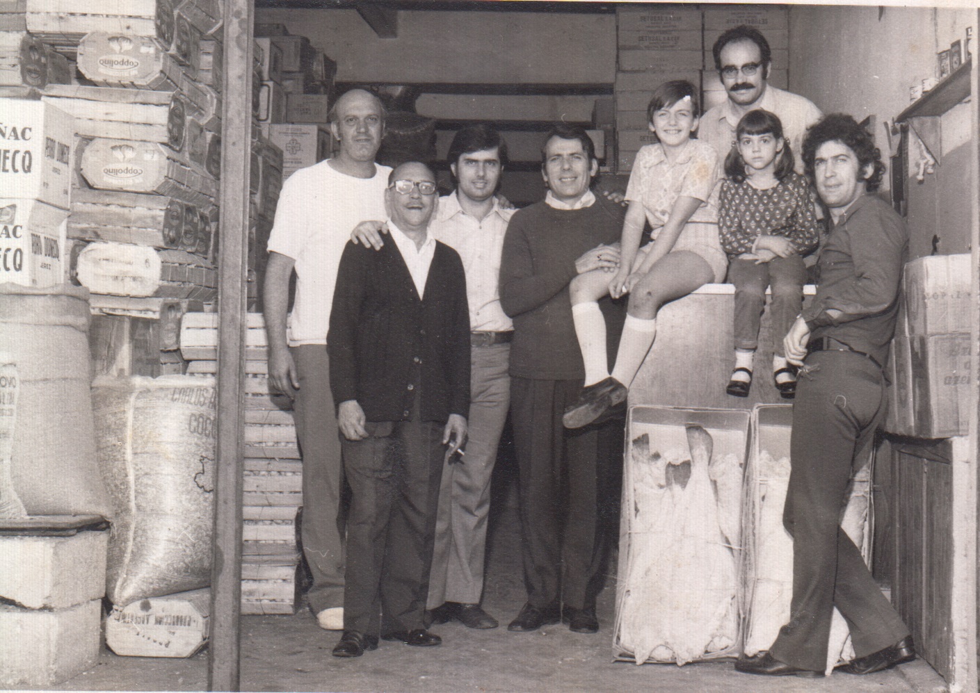 Com familiares e amigos na frente da loja de Guglielmo, Rua Benjamin de Oliveira, 111, no Brás. Luiz tinha cerca de 7 anos. Modesto Labate, ______, Vicente Labate, Guglielmo Galluzzi, Luiz Galluzzi, Ermínia Faracchio (prima), Annunziato Farrachio (tio), Vincenzo Capotorto.