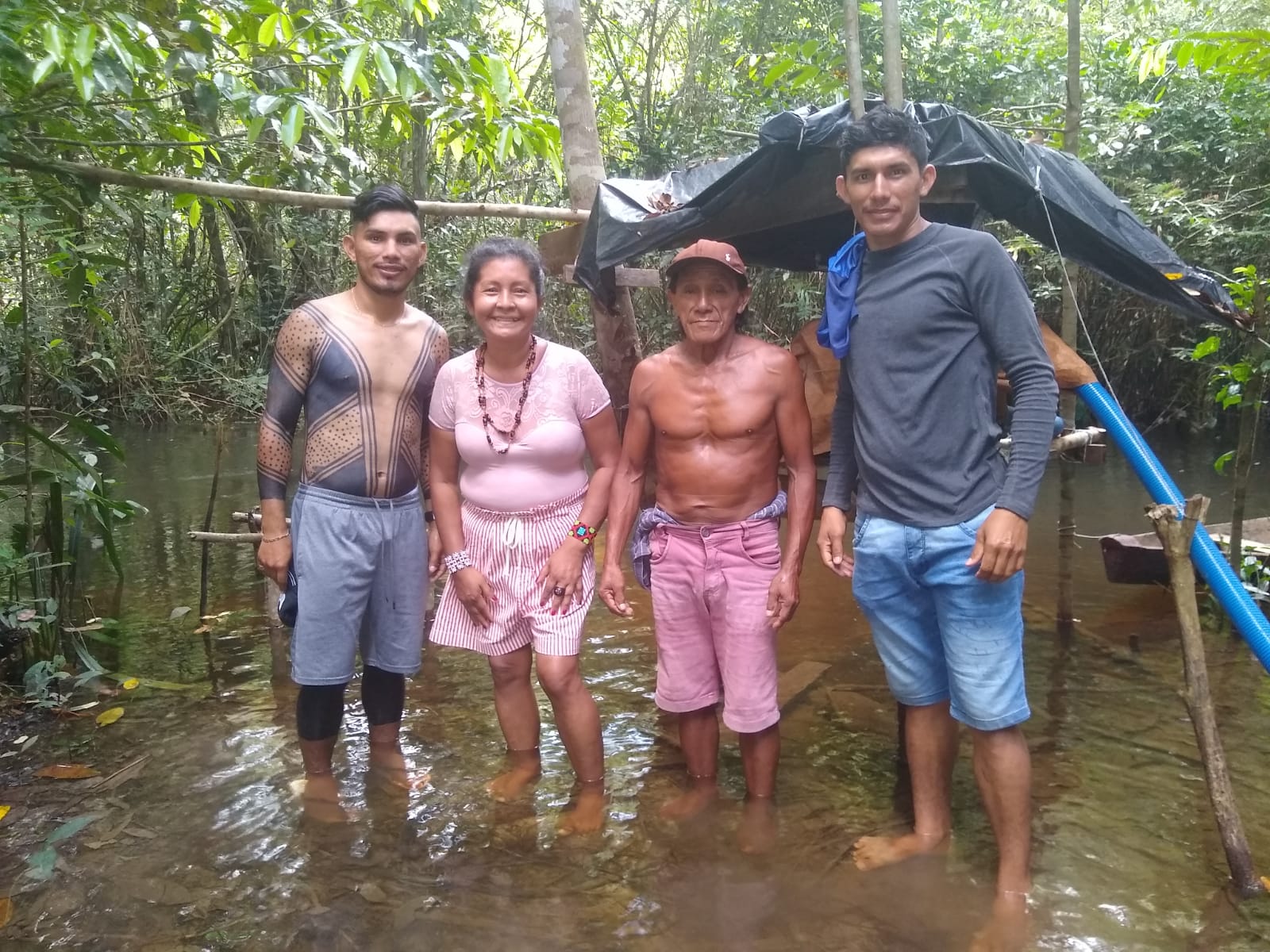Encontro com os índios Anambé. O senhor, de bermuda rosa, é o ancião da tribo, ele ainda fala o dialeto Anambé. Através dele que a tribo, os outros Anambés, assim como Luakam, estão recuperando a língua-mãe do povo Anambé. Também é através dele que os historiadores e professores estão fazendo esse resgate. Os outros rapazes da foto são netos do ancião. Foto importante porque foi o primeiro encontro de Luakam com o ancião da aldeia. Um grande encontro nas margens do Rio Cairari.