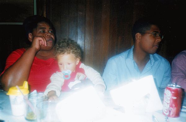 Confraternização da família em restaurante. Nessa foto: André, Dona Zilda (mãe do depoente) e Kaíque (sobrinho).