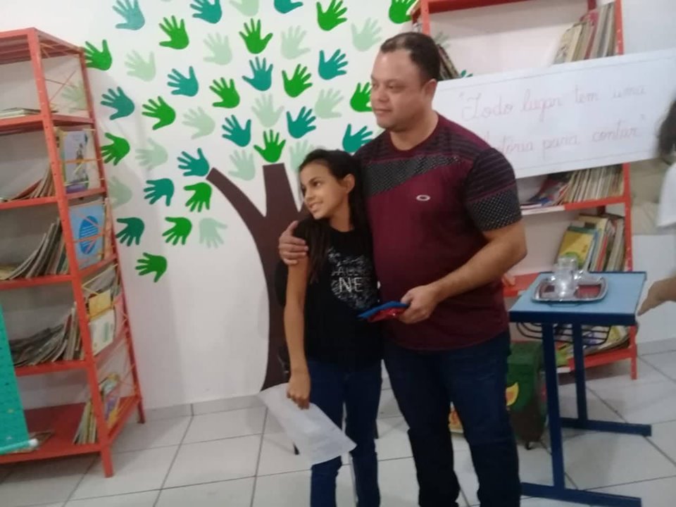 final da entrevista aluna cumprimenta o depoente Pedro