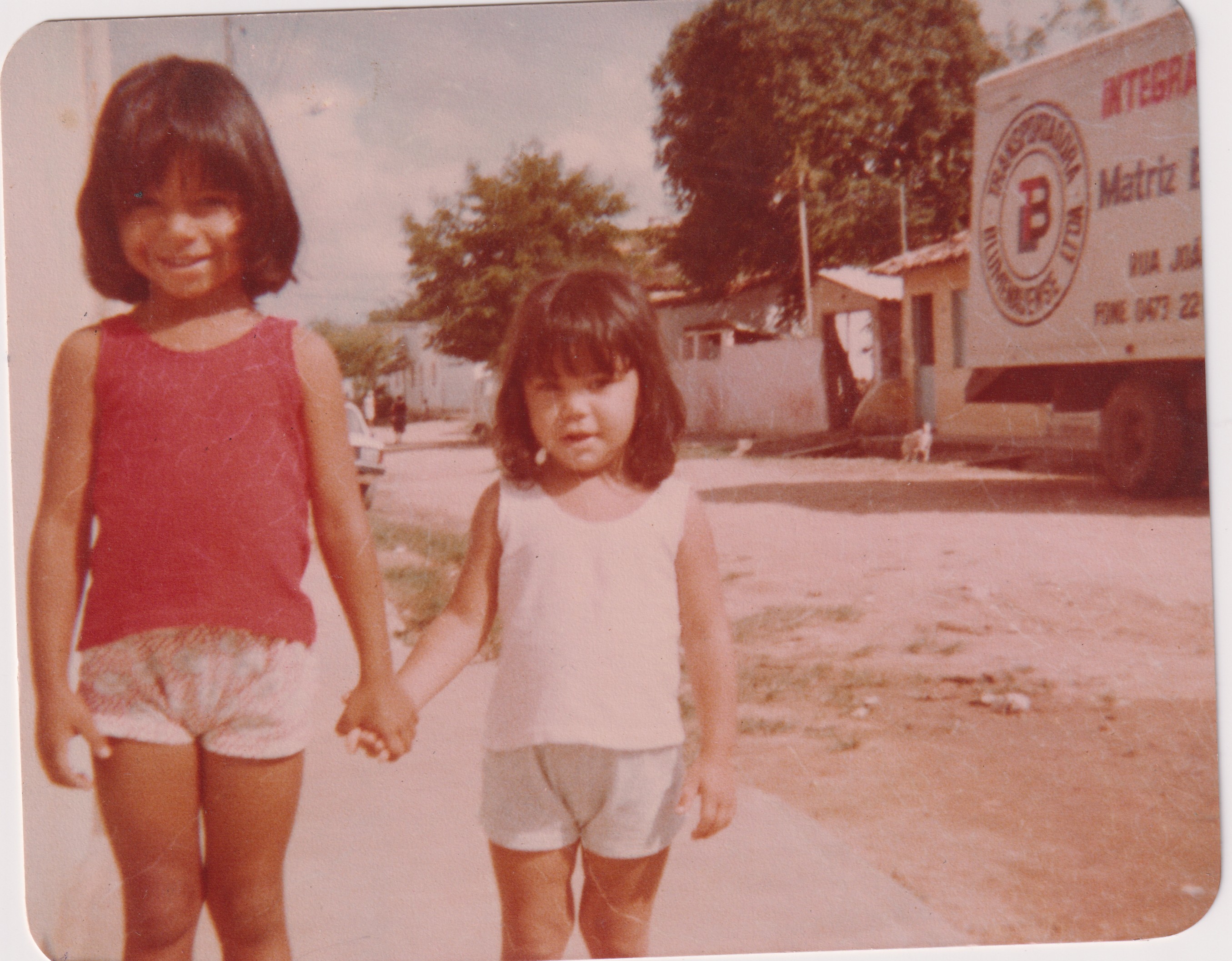 Andrea e sua irmã Aline Kristiane na mesma rua que viveram a vida toda até o momento do desastre, em Bebedouro.