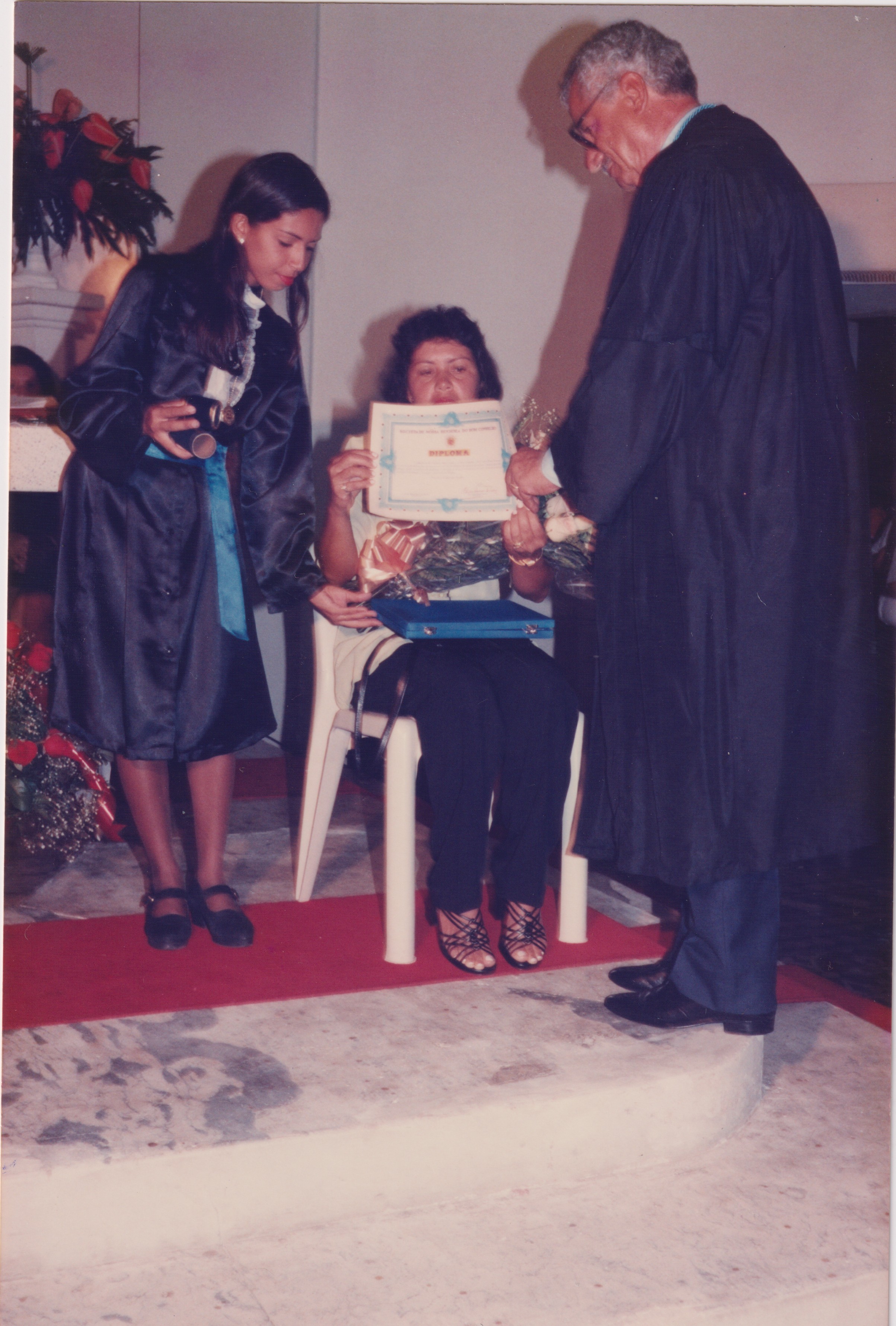 Formatura de magistério de Andrea. Na foto está Cícera mãe de Andrea e o professor Elias Passos Tenório, diretor da instituição.