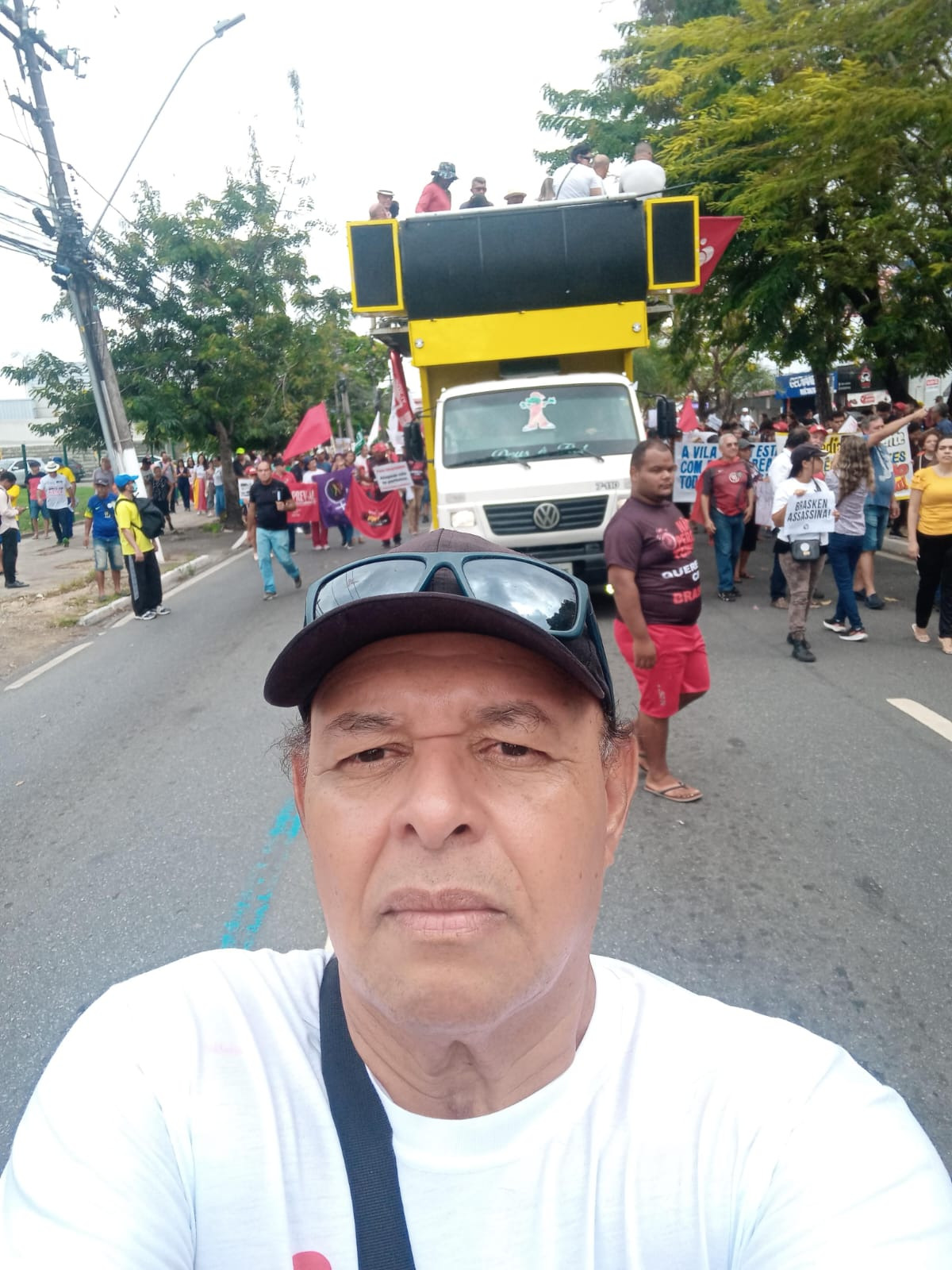 José Balbino participando ativamente da Manifestação organizada pelo Movimento Unificado das Vítimas da Braskem (MUVB), na Fernandes Lima, principal avenida de Maceió