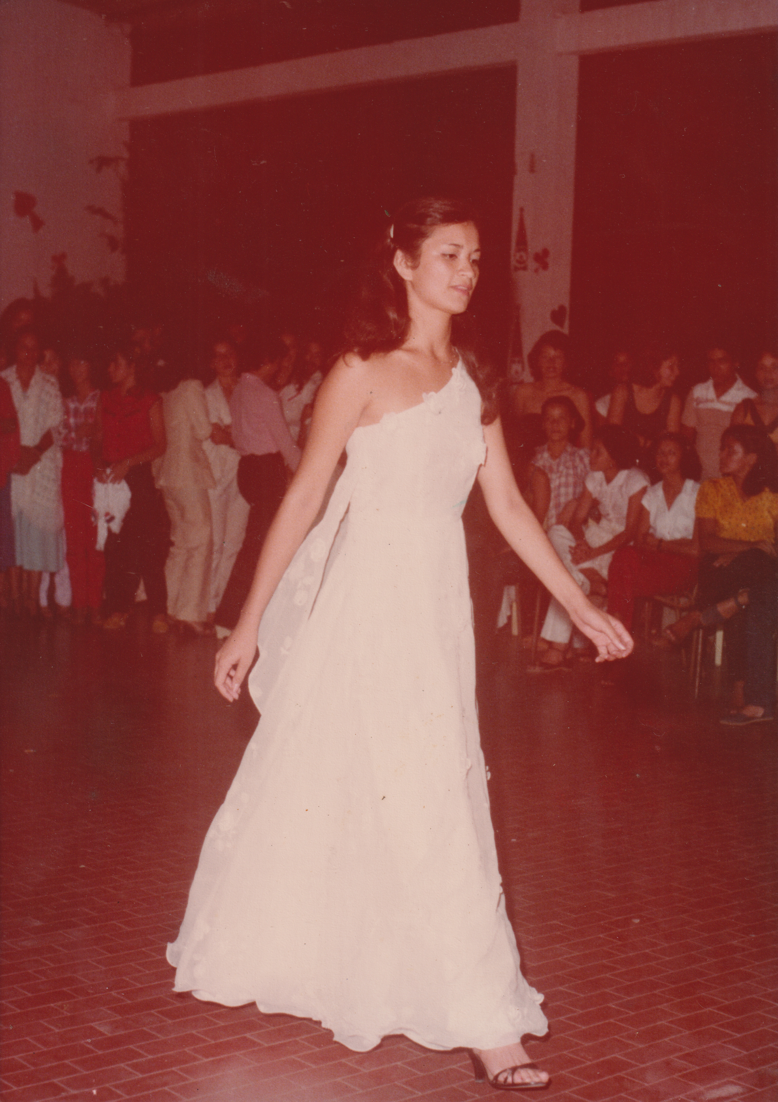 Mãe de Elisa em 1979, desfilando no Baile dos Meses e representando o Réveillon, vestindo um modelo que ela mesma costurou.
