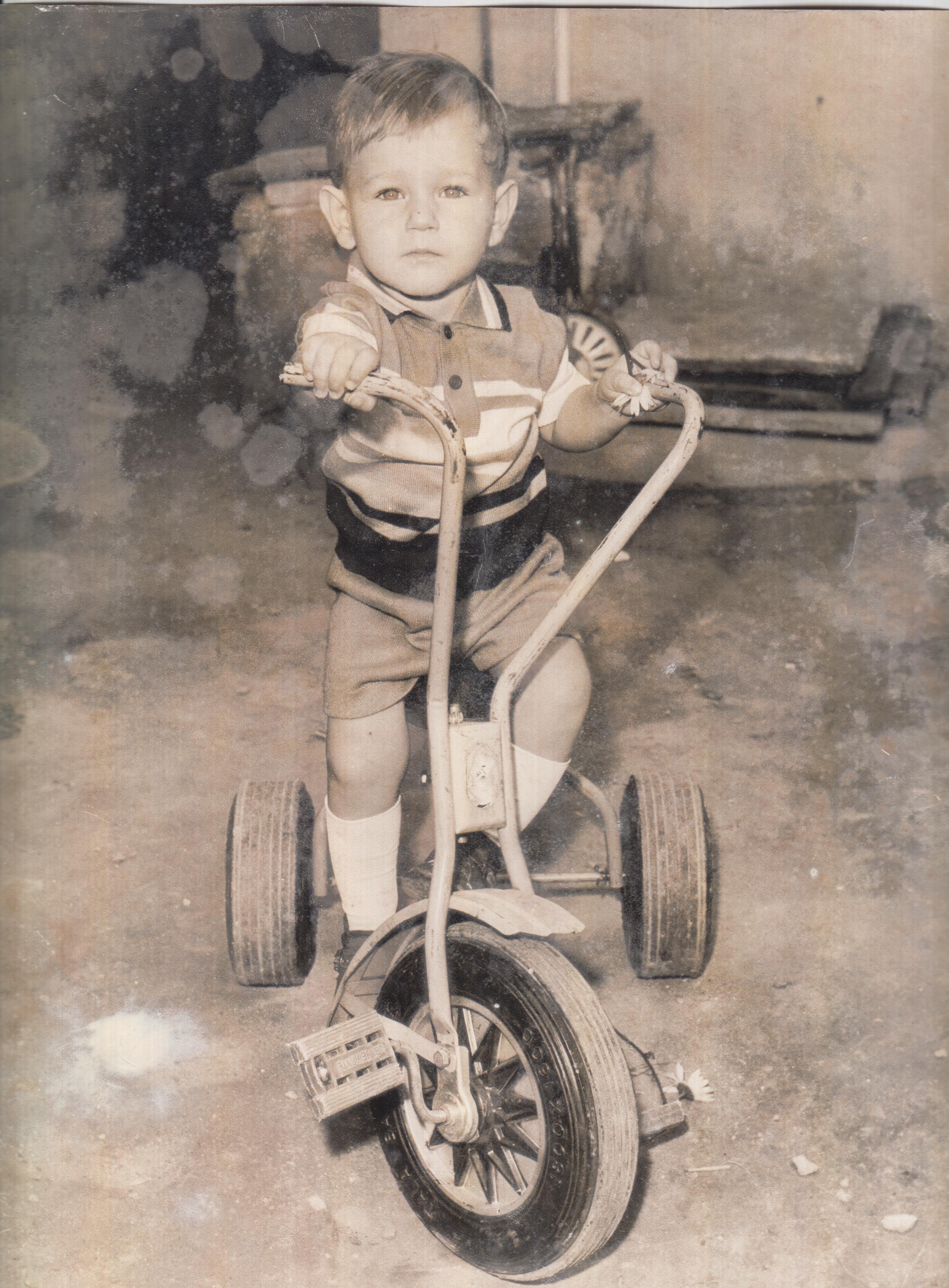 Vanderlei, na bicicleta que sua mãe lhe deu quando tinha 5 anos. Ele sempre foi apaixonado por motocicletas