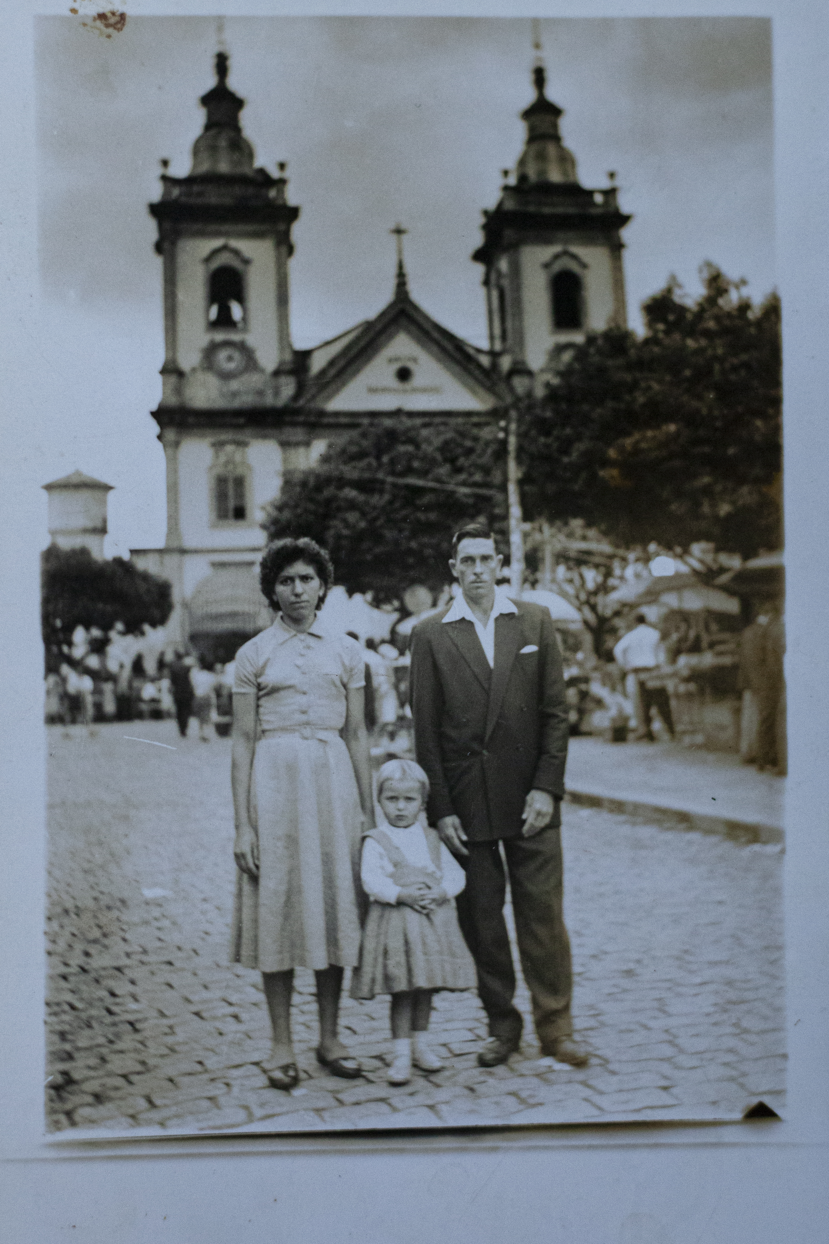 Todo mês de janeiro a família costumava ir à Aparecida do Norte. Esta tradição já existia antes da Doni nascer. 
Nessa foto, em frente a antiga Basílica, ela estava com 2 anos, entre os seus pais.