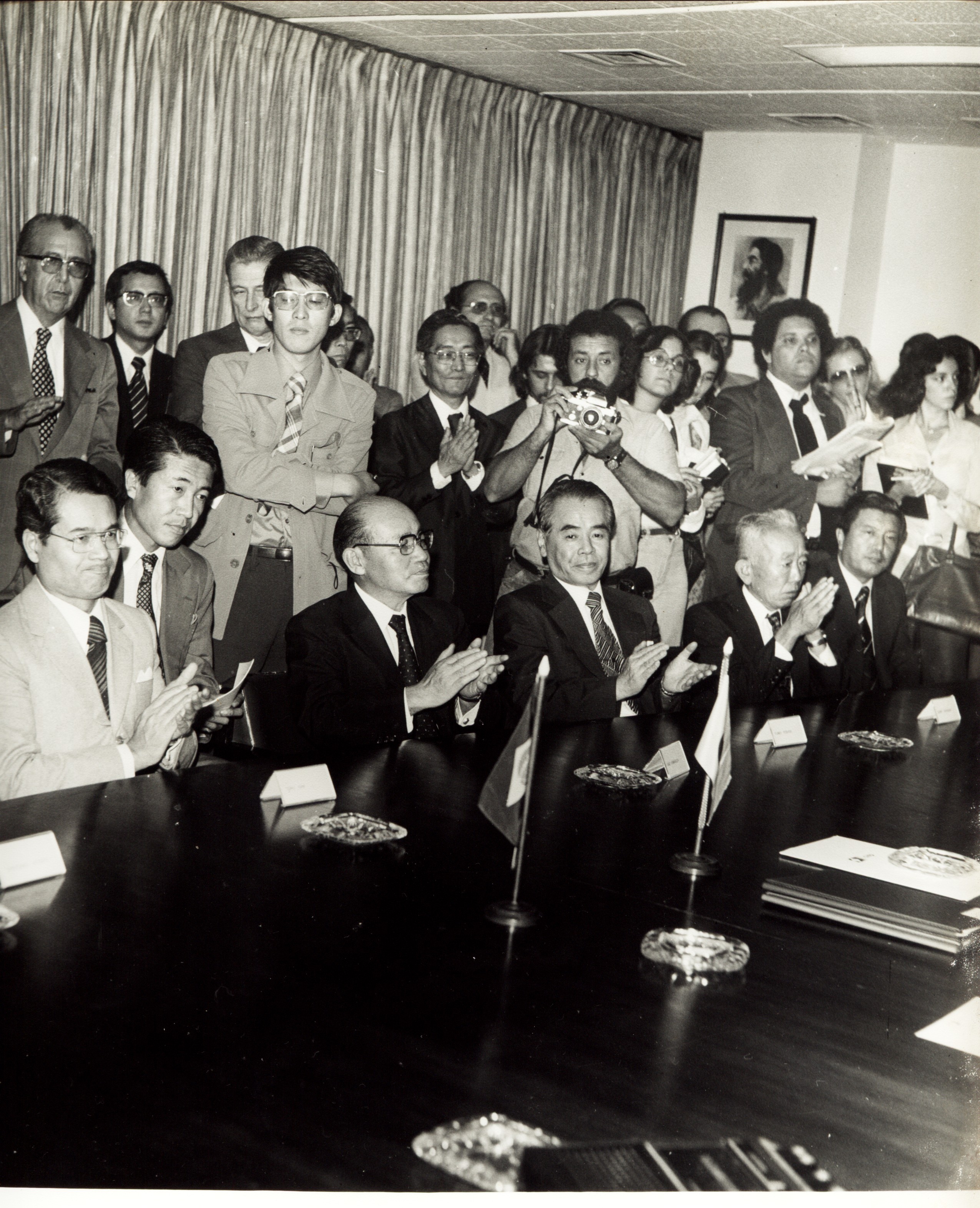 Assinatura de acordos para o alumínio entre o Governo Federal, CVRD e Nalco (Nippon Aluminium Company) no gabinete do Ministro Shigeaki Ueki