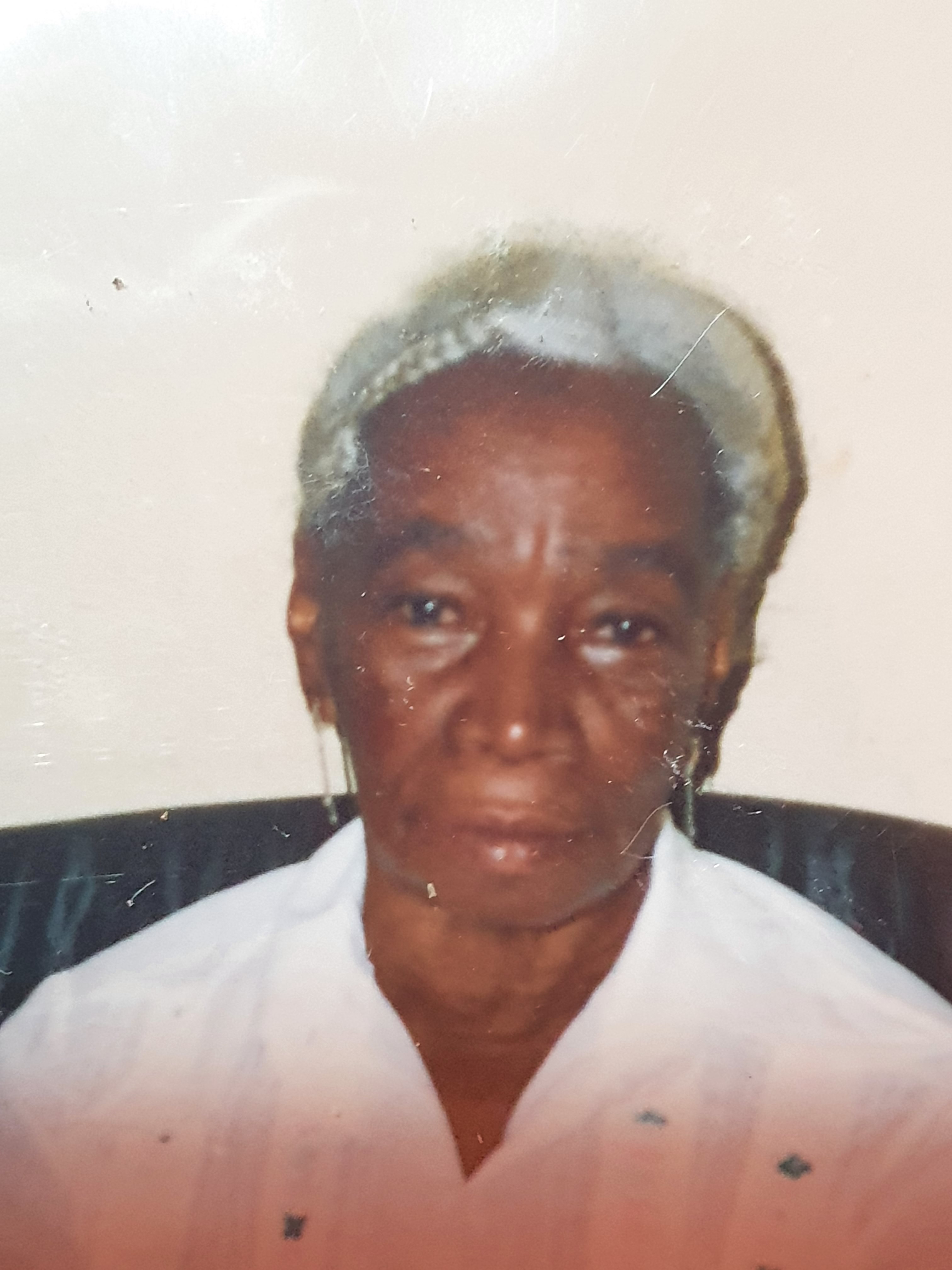 Avó materna, Edelmira da Silva Cruz, na casa da filha Eunice.