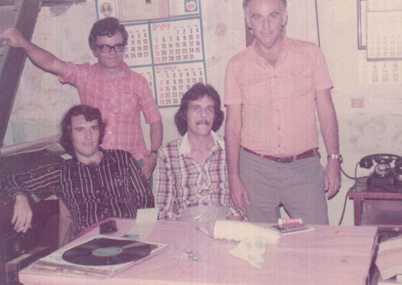 Entre amigos e sócios trabalhando no escritório na avenida Senador Queirós, Brás.
Da esquerda para direita: Eduardo Ada, Carlos Carneiro da Fonseca (sócio), Wilson Pissin, Victor Mastrorosa.