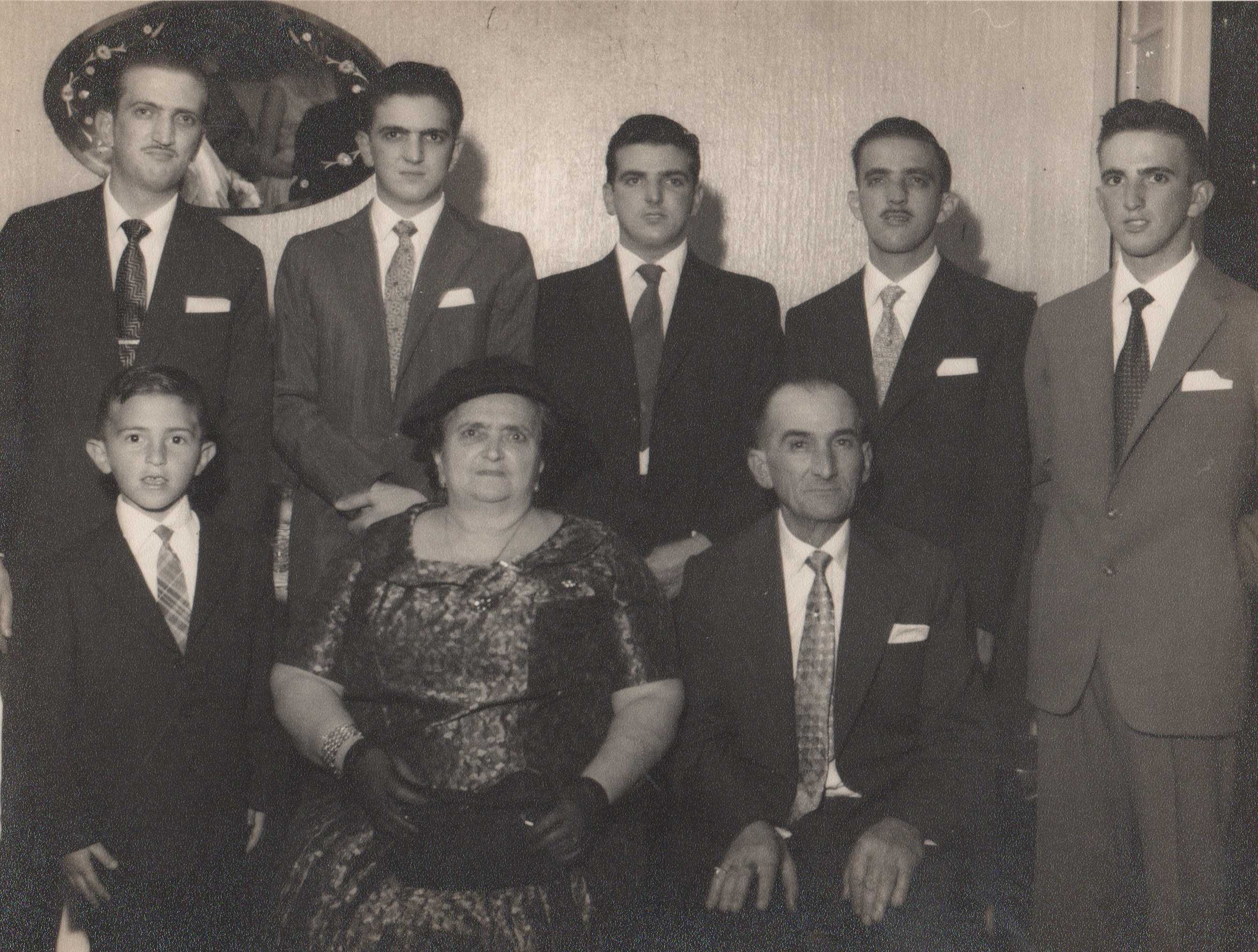 Casamento da mãe de Rosana, família toda reunida. Grandes importadores da zona cerealista. 
Da esquerda para direita: (em pé) Miguel Dino Guglielmi, José Lins Guglielmi, Júlio Guglielmi, Francisco Guglielmi, Paschoal Guglielmi, (embaixo) Roberto Paschoal Correa Lima, Angela Cristina Caruso Guglielmi, Paschoal Gugliemi.