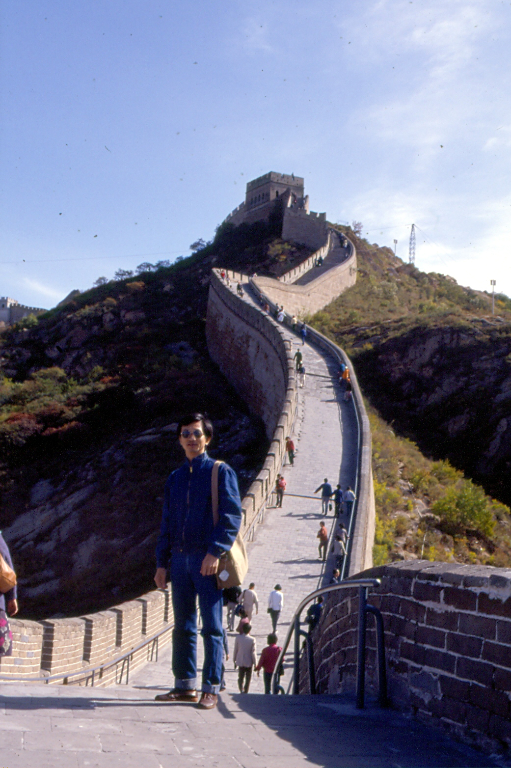 Tai retornou à China pela primeira vez e visitou muitos lugares que não conhecia, do norte ao sul. Essa foto é importante para ele, pois há um dito popular: quem não foi à Grande Muralha, bom homem não é.