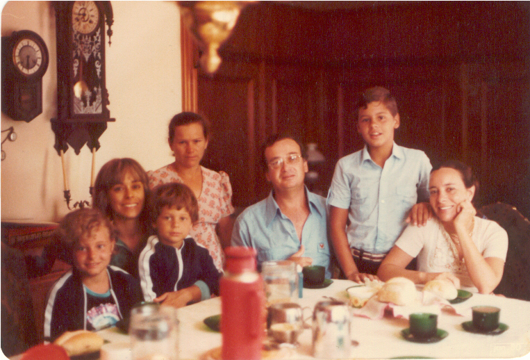 Na foto: Ana Carolina (filha), Ana Regina (primeira esposa), Carlos Fernando (filho) e Léo (amigo) com o filho Mário Henrique e a esposa Alícia se reúnem na casa de Fausto.