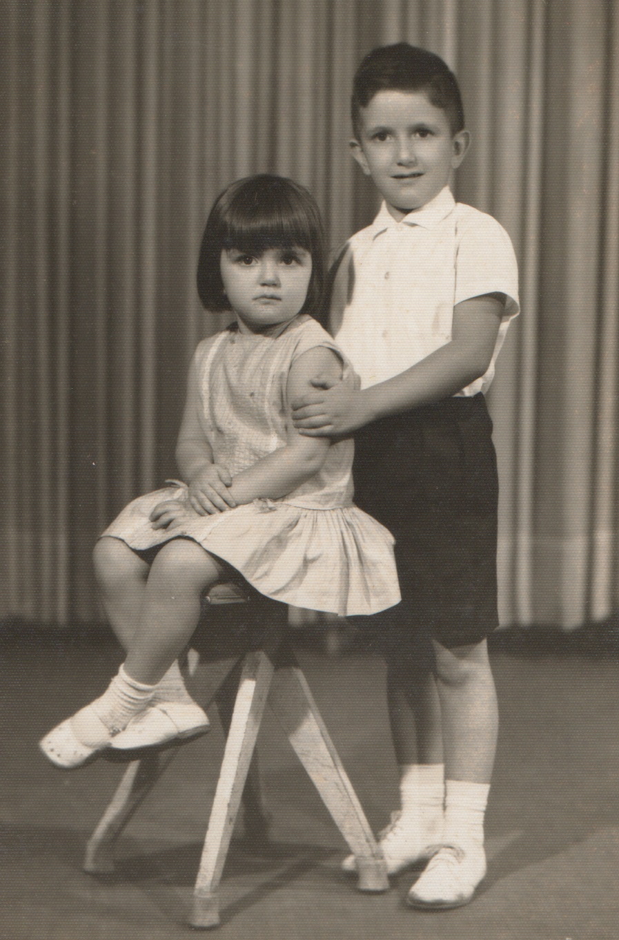 Foto tirada em estúdio profissional, localizado na Av. Celso Garcia, 404. Usando vestido que usou no batizado na Igreja San Vito. Na foto: Rosana Leddomado e Vitor Paschoal Leddomado.