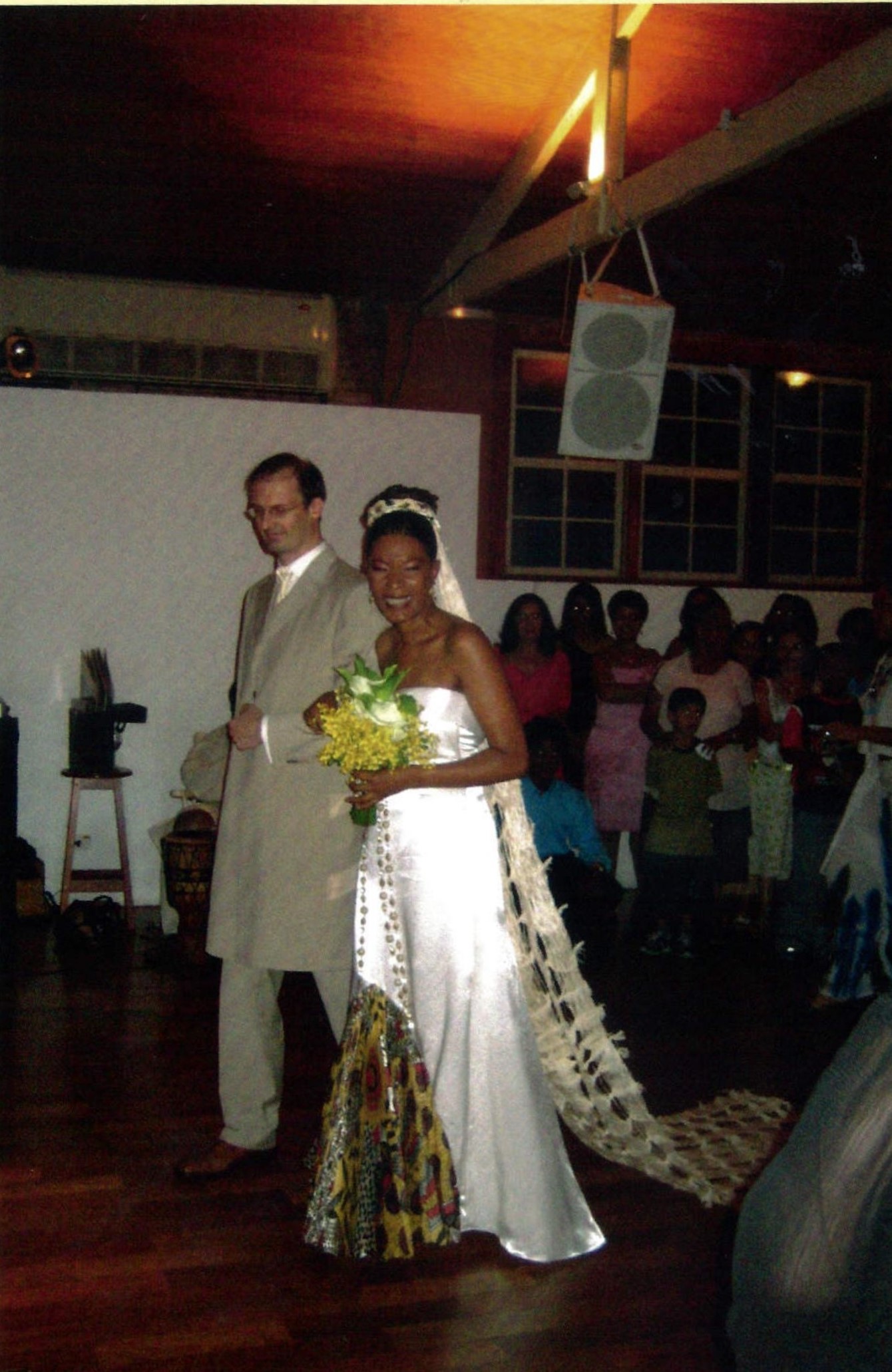 Casamento realizado na rua cônego Eugênio Leite. O vestido foi feito por uma estudante de moda, chamada Paula. Véu realizado por senhoras do Vale do Jequitionha