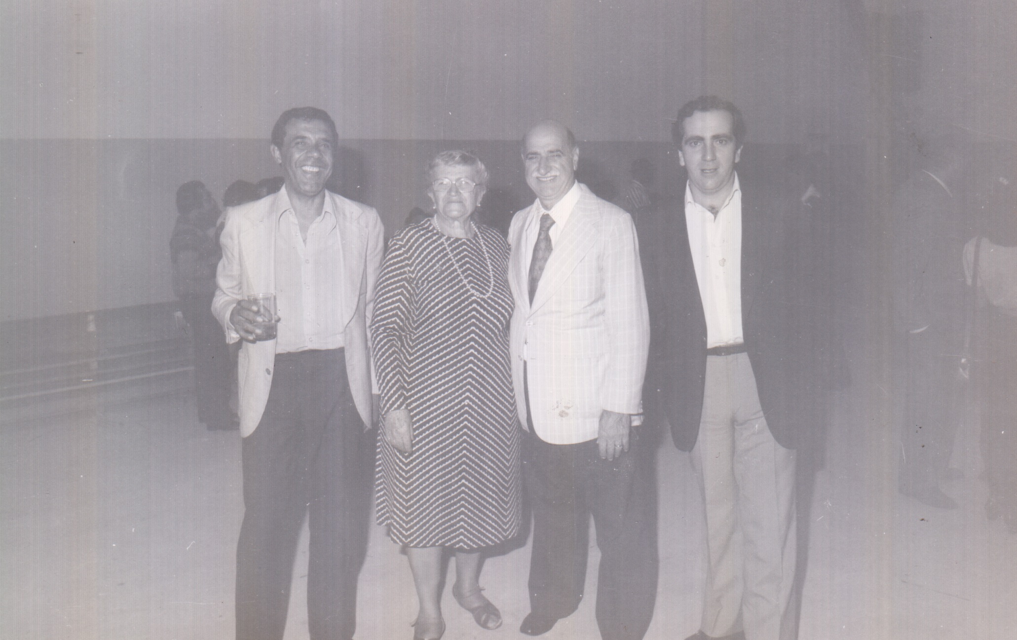 Foto com amigos e familiares na inauguração da empresa de Guglielmo, no Brás. 
Da esquerda para direita: Aurelino Silvo, Ermínia Labate (avó), Claúdio Nese, João Luiz Correa Lima.