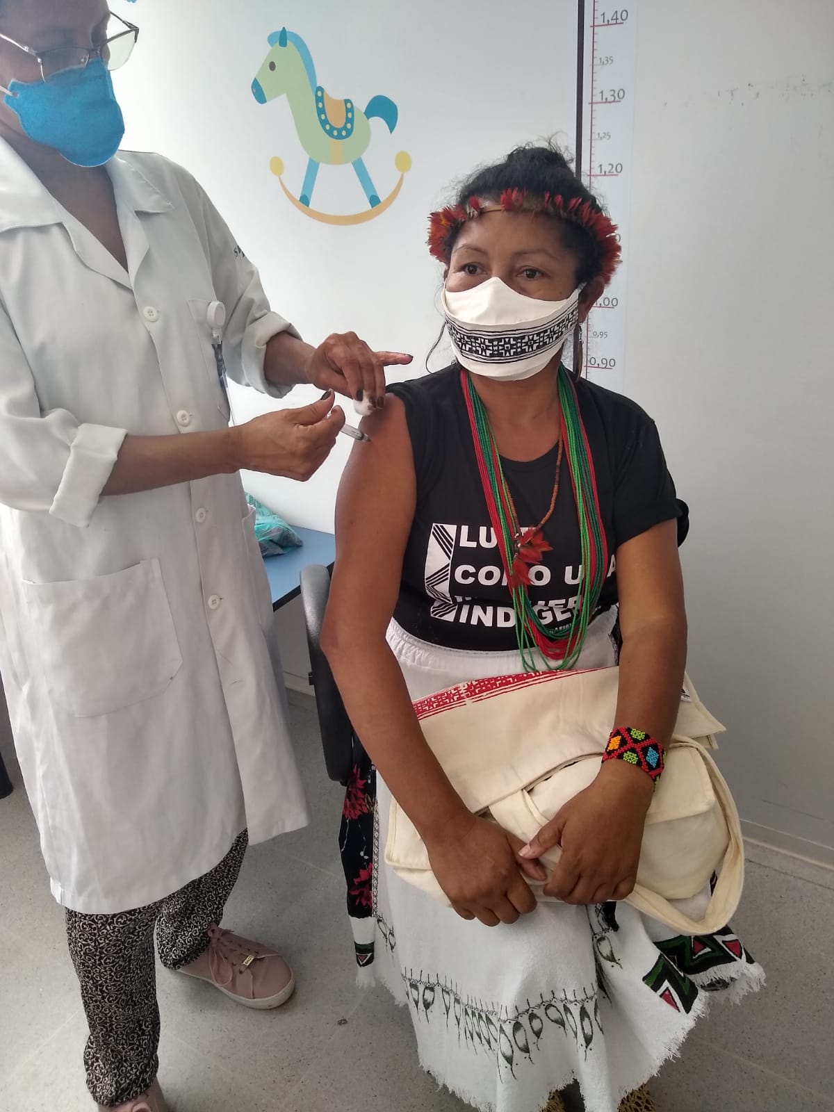 O dia tão esperado de tomar a primeira dose da vacina contra o Covid-19 chegou. Os indígenas da Aldeia Maracanã tiveram que lutar para conseguirem se vacinar, pois as vacinas foram desviadas, então após entrarem na justiça, conseguiram.