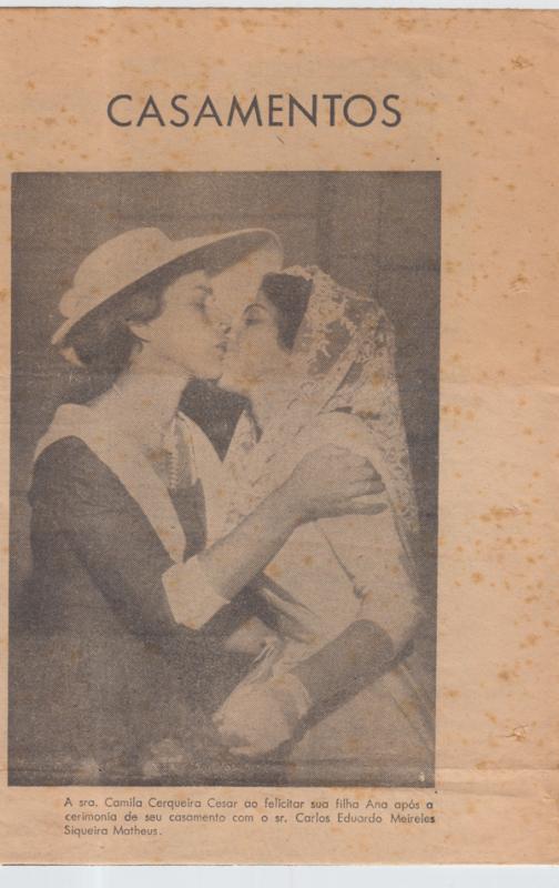 Ana Corbisier e sua mãe Camila Cerqueira César no casamento de Ana com Eduardo Meirelles Matheus, na Paróquia São Luís Gonzaga, Avenida Paulista. A matéria foi publicada no jornal O Estado de S. Paulo.

