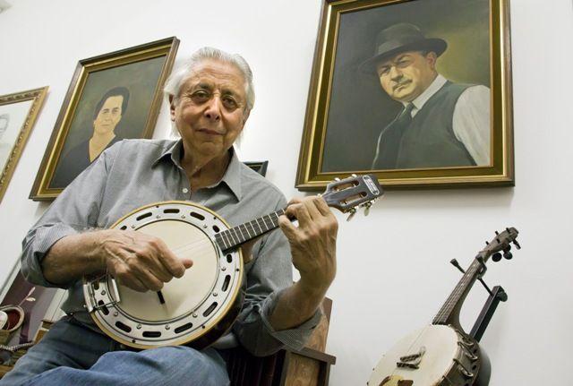 Um banquinho, um violão