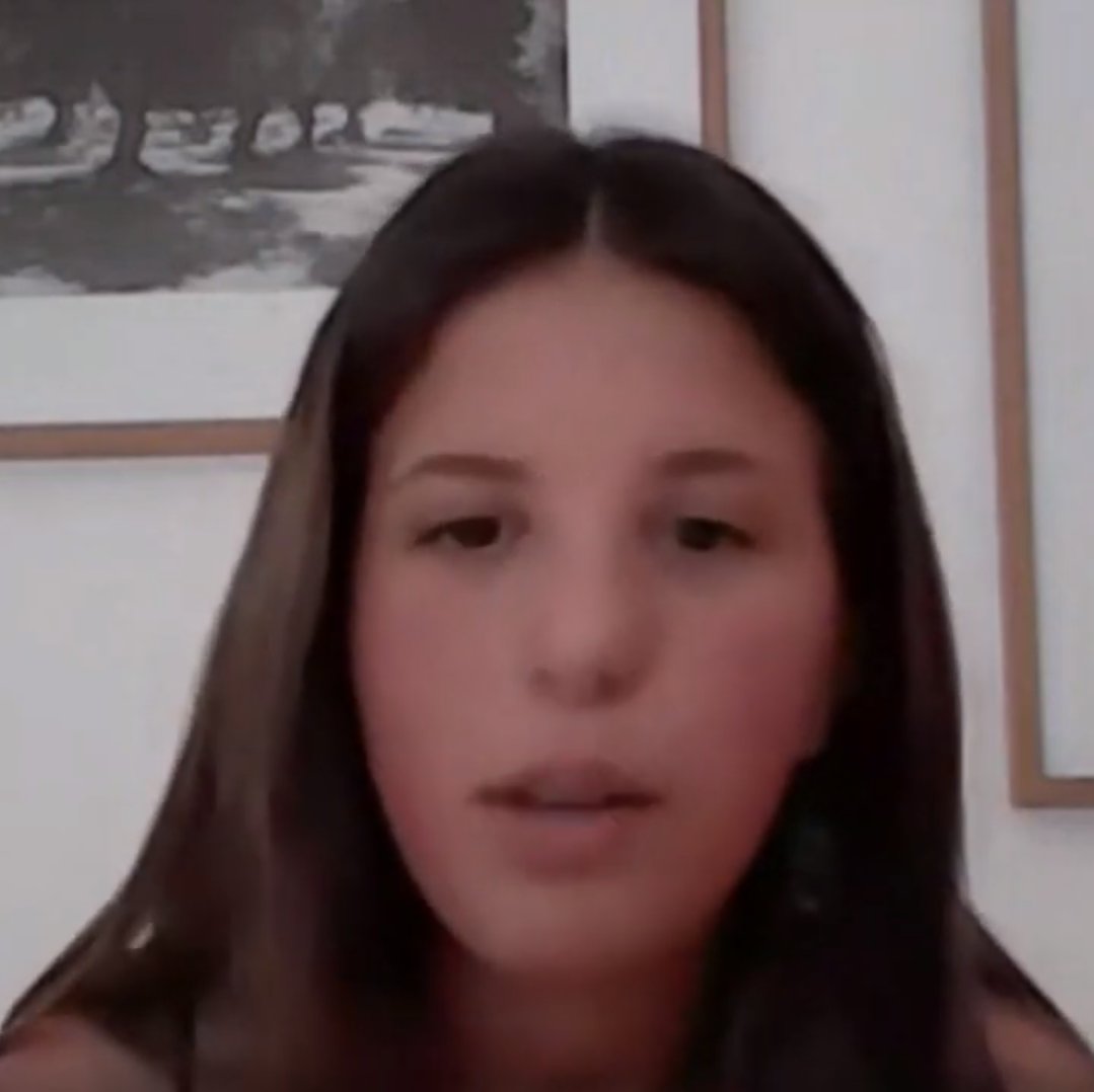 Uma rapariga que recebe deixadas