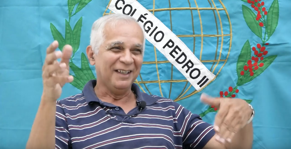 "Eu achava que o uniforme do Colégio me dava superpoderes."