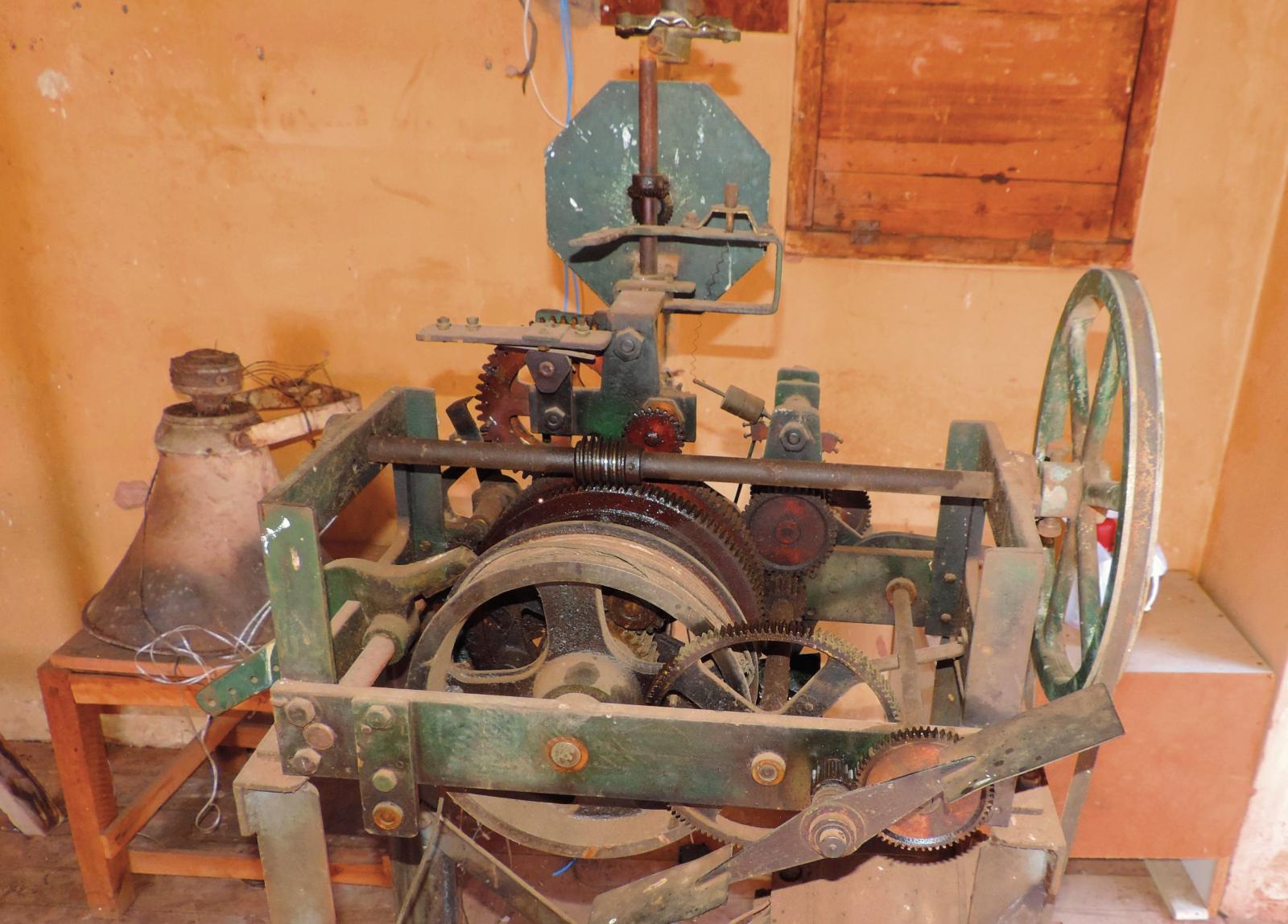 Um relógio, mesmo parado marca as horas duas vezes ao dia