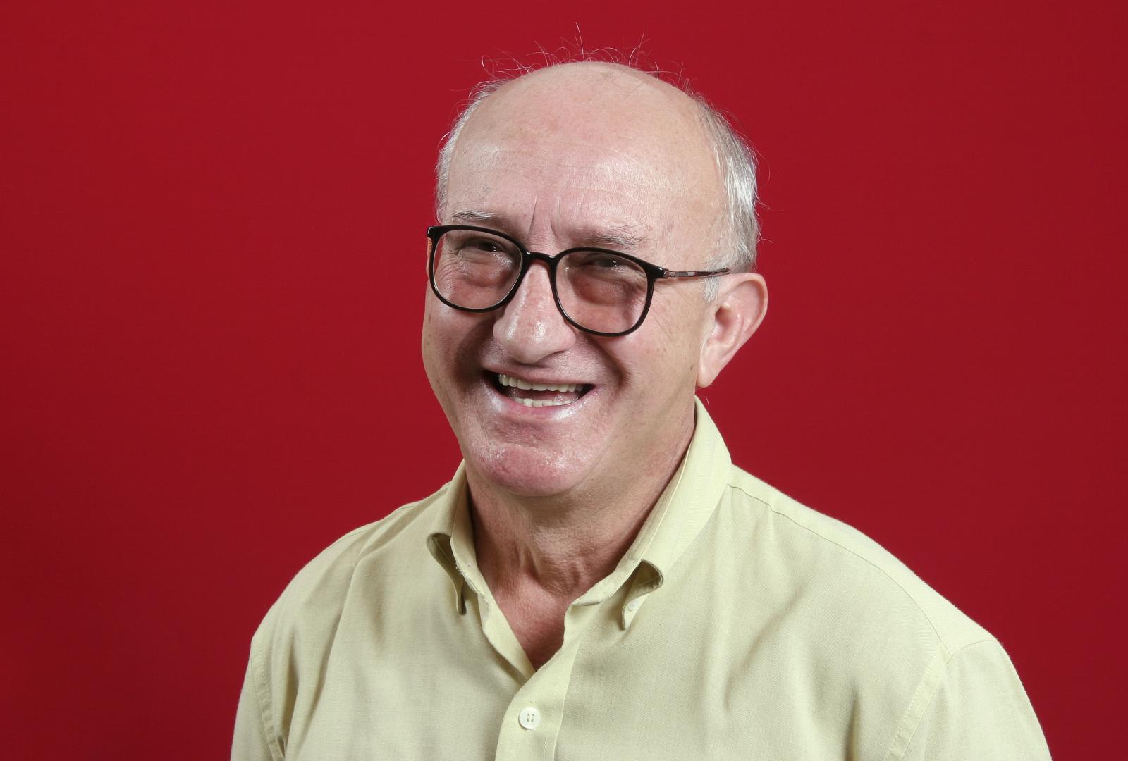 sempre olhando ao lado