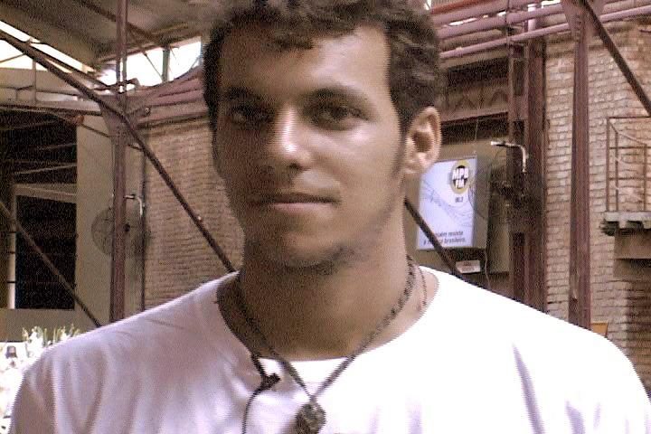Maximiliano registra seu depoimento na cabine do Museu da Pessoa, na Bienal da UNE, no Rio de Janeir