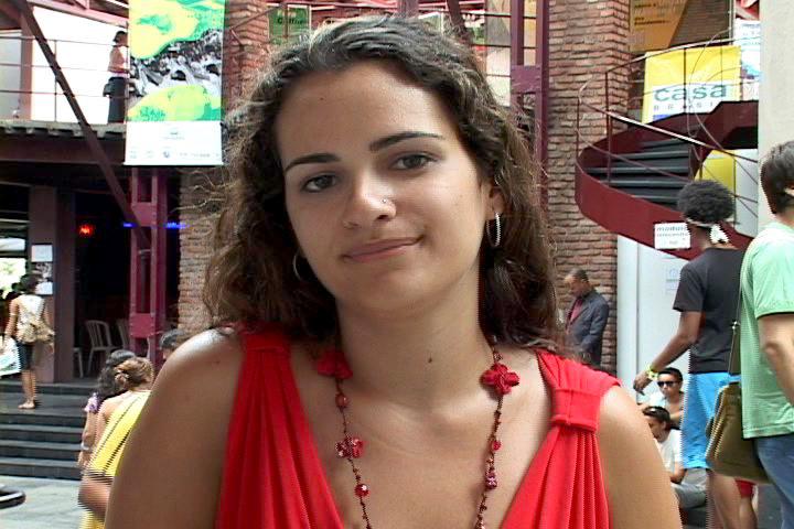 Roberta registra seu depoimento na cabine do Museu da Pessoa, na Bienal da UNE, no Rio de Janeiro
