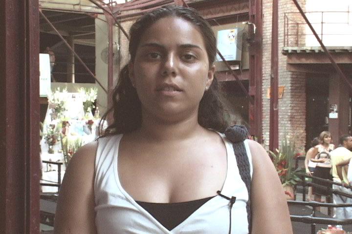 Franscisleide resgistra seu depoimento na cabine do Museu da Pessoa, na Bienal da UNE, no Rio de Jan
