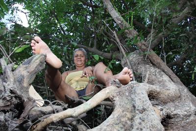 Entre seringais, jazidas e disputas territoriais, uma mulher que ama pescar