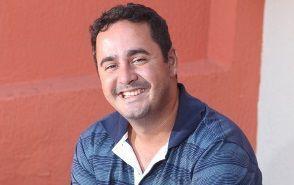 Um carteiro que escreve cartas