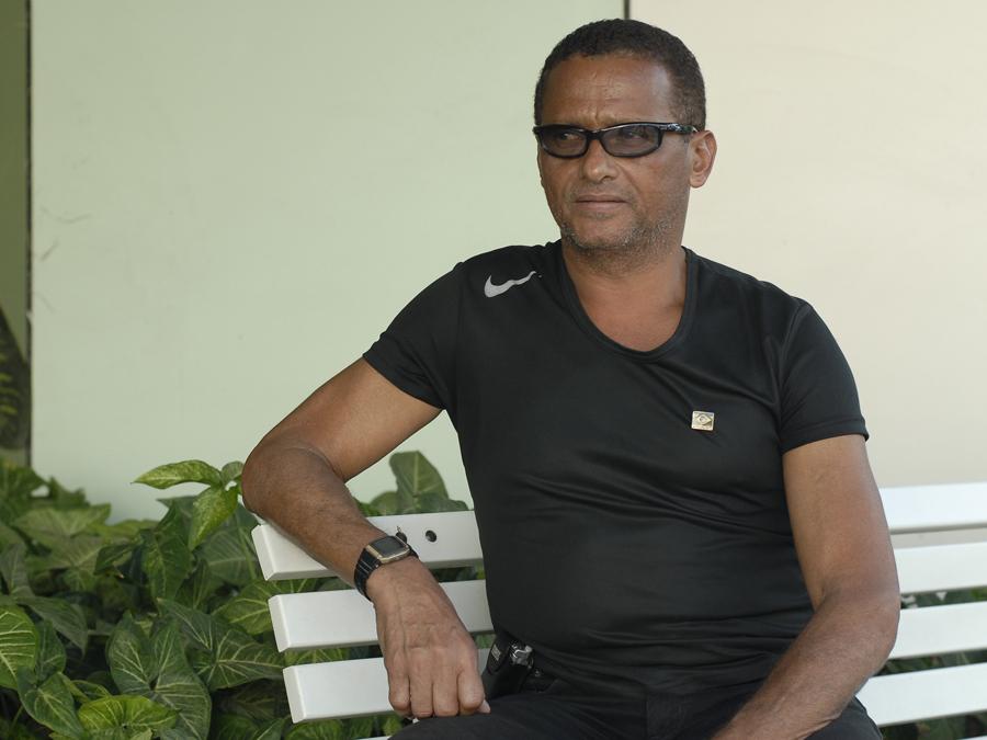 Mundo de ferro montado dentro do mar