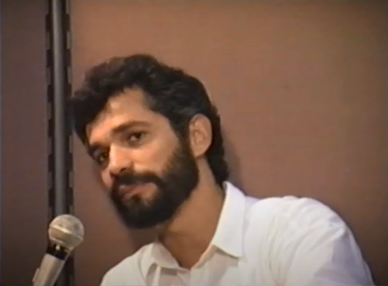 O ancestral queimado em estátua