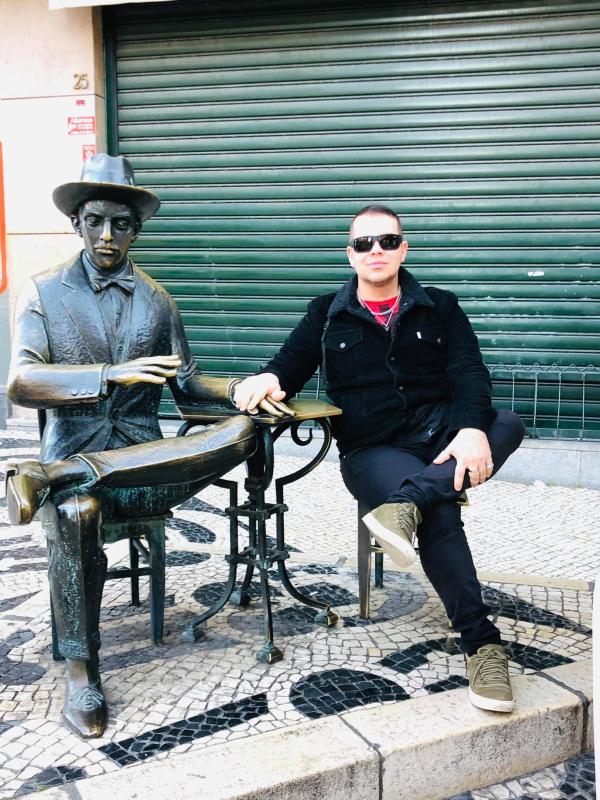 Foto com Fernando Pessoa em Lisboa.