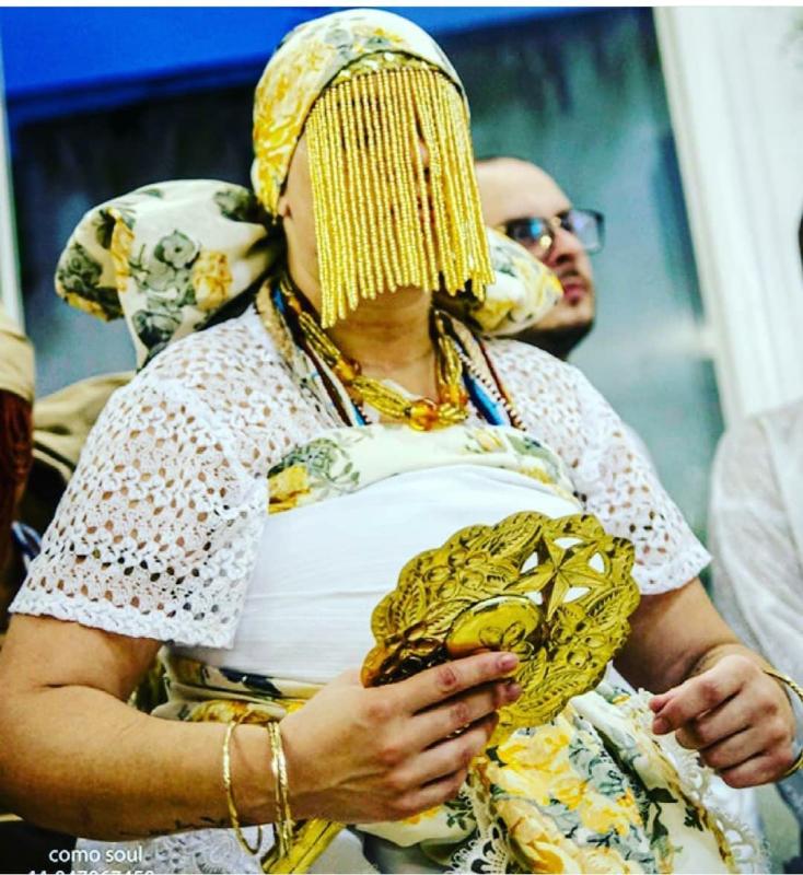 Denise durante saída pública de iniciação, em transe. Ela estava vestida de Oxum e ficou durante 21 dias recolhida.