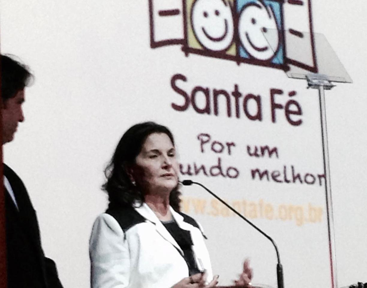 Márcia Dias: voz que educa, mão que cuida