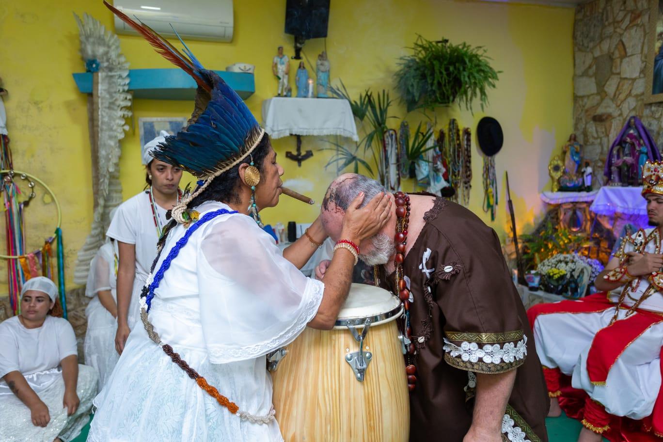 Caboclo Sete Flechas, patrono da casa, consagrando o Ori sagrado do Oga Valdir.