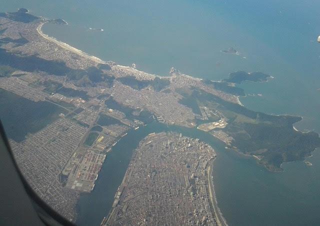 Panorama aéreo de trecho da Baixada Santista
